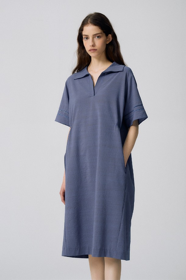 시원한 시어서커 소재의 여성스러운 V넥 카라 원피스입니다. 블루와 네이비 두 가지 색상으로 제공되며, 허리 스트링 디테일과 포켓으로 실용성을 더했습니다. 얇은 두께감과 약간의 신축성으로 여름철에도 편안하게 착용할 수 있으며, 비침 걱정 없이 시원하게 즐길 수 있습니다.
