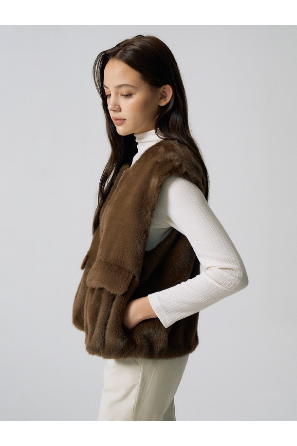 부드러운 촉감이 돋보이는 페이크 퍼 포켓 베스트입니다. 넉넉한 레귤러 핏으로 편안하게 착용 가능하며, 라운드넥 디자인으로 다양한 상의와 잘 어울립니다. 가을과 겨울, 캐주얼하고 베이직한 스타일에 안성맞춤이며, 무지 디자인에 포켓 디테일로 실용성을 더했습니다. 브라운 컬러로 따뜻하고 포근한 느낌을 선사합니다. 민소매 디자인으로 레이어드하여 세련된 스타일을 연출해보세요.
