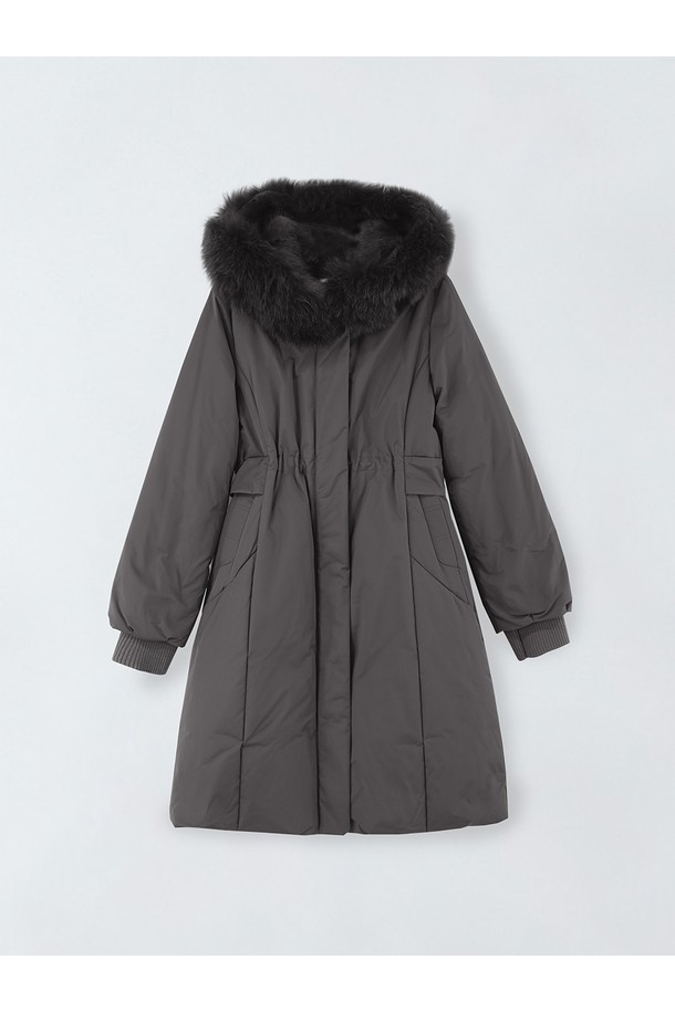 폭스후드 구스 다운 E5HW067는 여성용 겨울 아우터로, 일상과 출근룩에 모두 잘 어울리는 클래식하고 미니멀한 스타일의 롱 기장 구스다운입니다. 톤 다운된 그레이 컬러와 무지 패턴으로 어떤 옷에도 쉽게 매치할 수 있으며, 지퍼형 여밈 방식으로 편안하게 착용할 수 있습니다. 두꺼운 두께감과 보온성을 위한 안감, 그리고 고급스러운 퍼 트리밍과 포켓 디테일이 특징입니다. 솜털 80%, 깃털 20%의 거위털 충전재와 폴리에스터, 토끼털, 여우털을 사용하여 보온성과 스타일을 동시에 잡았습니다.
