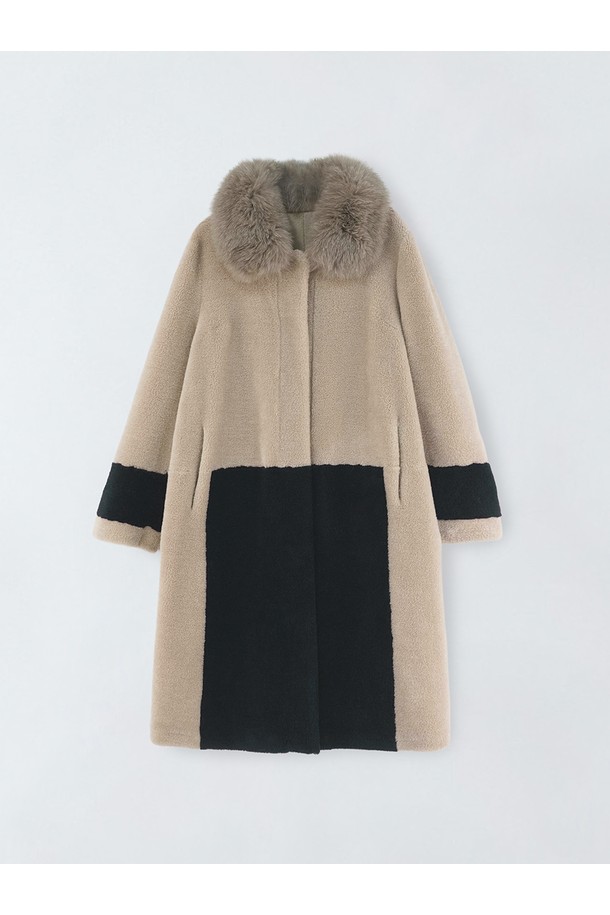 리얼폭스 양모 코트 E5HW061은 가을과 겨울, 오피스룩과 모임룩에 어울리는 여성용 모직 코트입니다. 베이지와 블랙 두 가지 컬러로 제공되며, 클래식하고 엘레강스한 스타일을 연출합니다. 부드러운 촉감의 울(모) 소재, 두꺼운 두께감으로 따뜻함을 선사하며, 미디엄 기장에 레귤러핏으로 제작되었습니다. 싱글 버튼 여밈과 퍼 카라 디테일, 컬러블록 패턴이 특징이며, 롱 슬리브(긴 소매) 디자인으로 포인트를 더했습니다.
