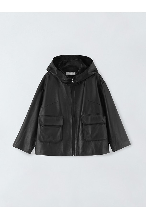 세련된 무드의 여성 투포켓 레더 재킷 E5HF097입니다. 부드러운 촉감의 인조가죽 소재로 제작되어 봄, 가을 시즌에 착용하기 좋습니다. 미니멀하고 모던한 디자인에 크롭 기장과 레귤러 핏으로 시크한 스타일을 연출합니다. 집업 여밈 방식과 투포켓 디테일이 돋보이며, 데이트룩, 모임룩, 출근룩 등 다양한 TPO에 활용할 수 있습니다. 미니멀, 시크, 클래식 스타일을 즐겨 입는 여성분들께 추천합니다.
