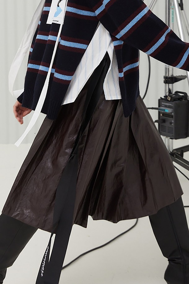 Iannmore - 미디스커트 - Logo Belted PU Leather Pleate Skirt_BR (로고 벨트  인조 가죽 주름 스커트_브라운)