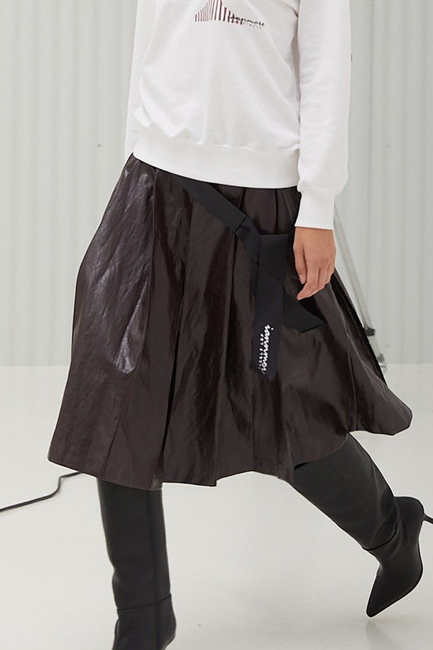 Iannmore - 미디스커트 - Logo Belted PU Leather Pleate Skirt_BR (로고 벨트  인조 가죽 주름 스커트_브라운)