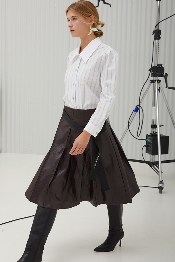 Iannmore - 미디스커트 - Logo Belted PU Leather Pleate Skirt_BR (로고 벨트  인조 가죽 주름 스커트_브라운)