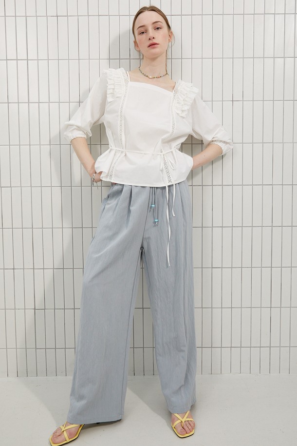 허리밴딩 쿨팬츠는 시원하고 편안한 착용감을 선사하는 여성 와이드 팬츠입니다. 부드러운 나일론 소재로 제작되어 봄, 여름 시즌에 얇고 쾌적하게 입을 수 있습니다. 허리 스트링 디테일과 허리 포켓이 있어 실용적이며, 비즈 장식이 은은한 포인트를 더합니다. 루즈핏에 무지 디자인으로 캐주얼하고 미니멀한 스타일을 연출하며, 동네 마실룩이나 여행룩에 적합합니다. 그레이 컬러로 어떤 상의에도 잘 어울립니다.
