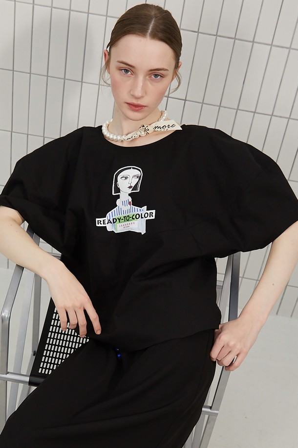 시그니처 프린트 랜턴 슬리브 블라우스는 여성스러운 실루엣을 연출하는 블라우스입니다. 블랙 컬러의 면 혼방 소재로 제작되어 봄, 여름 시즌 데일리 및 캐주얼룩 모두 소화 가능합니다. 강아지 일러스트와 아트툴 프린트의 시그니처 프린트가 돋보이며, 루즈핏과 라운드넥 디자인으로 편안한 착용감을 선사합니다. 

긴 소매에 랜턴 슬리브 디자인과 러플 디테일이 더해져 로맨틱한 무드를 자아내며, 허리 피트감으로 여성스러운 라인을 강조합니다. 쇼핑룩, 카페룩 등 다양한 TPO에 어울리며, 캐주얼, 클래식, 로맨틱 스타일을 즐기는 분들께 추천합니다. 러플 스커트와 함께 매치하여 더욱 스타일리시하게 연출할 수 있습니다.
