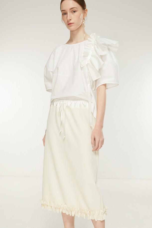 "러플 트리밍 미디 스커트"는 여성스러운 무드를 연출하는 미디 기장의 스커트입니다. 아이보리, 화이트 두 가지 색상으로 제공되며, 부드러운 촉감의 얇은 두께감으로 봄, 여름에 시원하게 착용하기 좋습니다. 허리 스트링과 밴딩 디테일이 편안한 착용감을 선사하며 A라인 핏과 러플 트리밍이 우아한 실루엣을 만들어냅니다. 데이트룩, 모임룩 등 로맨틱, 미니멀, 클래식한 스타일을 연출하고 싶을 때 적합합니다.
