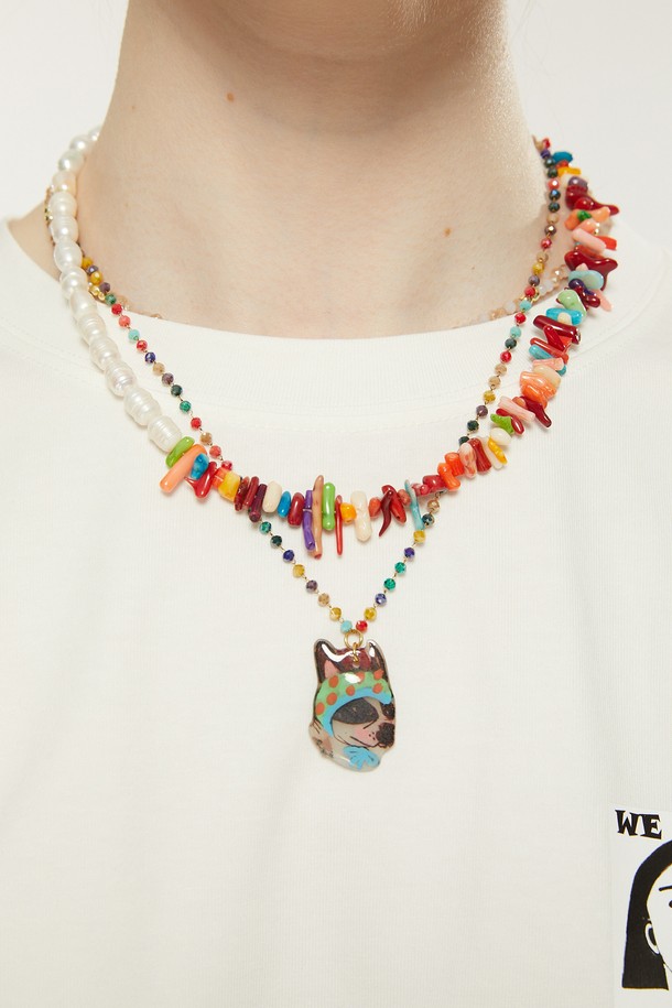 오색 산호와 담수진주가 어우러진 여성 목걸이입니다. 7-8mm 담수진주와 5-20mm 오색 산호를 불규칙하게 배열하여 자연스러운 아름다움을 선사합니다. 섬세한 금도금 마감과 크라운 모양의 연결 장식이 돋보이며, 런던에서 구매한 잠금장치가 고급스러움을 더합니다. 앞뒤 양면 착용이 가능하며, 데이트룩, 모임룩, 클래식, 로맨틱, 미니멀 스타일 모두에 잘 어울립니다.
