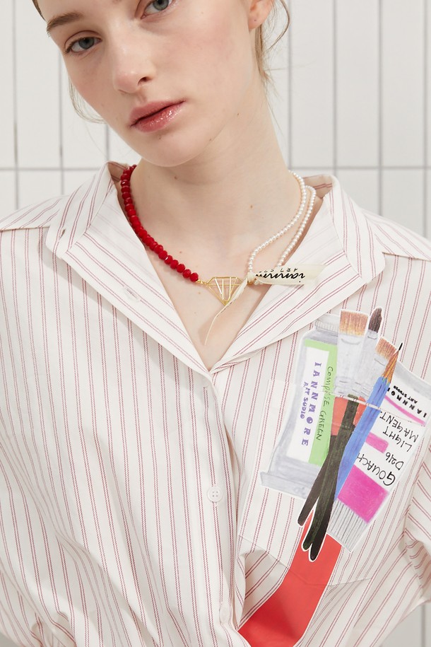 크리스탈 레드&진주 목걸이는 우아하고 클래식한 스타일을 연출하는 쥬얼리 목걸이입니다. 4mm 스와로브스키 진주 두 줄과 8mm 오스트리아 크리스틱 레드 비즈가 조화롭게 연결되었으며, 왕관 모양 클립으로 탈부착이 용이합니다. 특수 코팅 기술로 제작되어 은은한 광택을 자랑하며, 데이트룩, 모임룩, 파티룩에 잘 어울립니다. 클래식, 로맨틱, 미니멀 스타일을 즐기는 분들께 시그니처 프린트 패키지와 함께 소중하게 전달됩니다.
