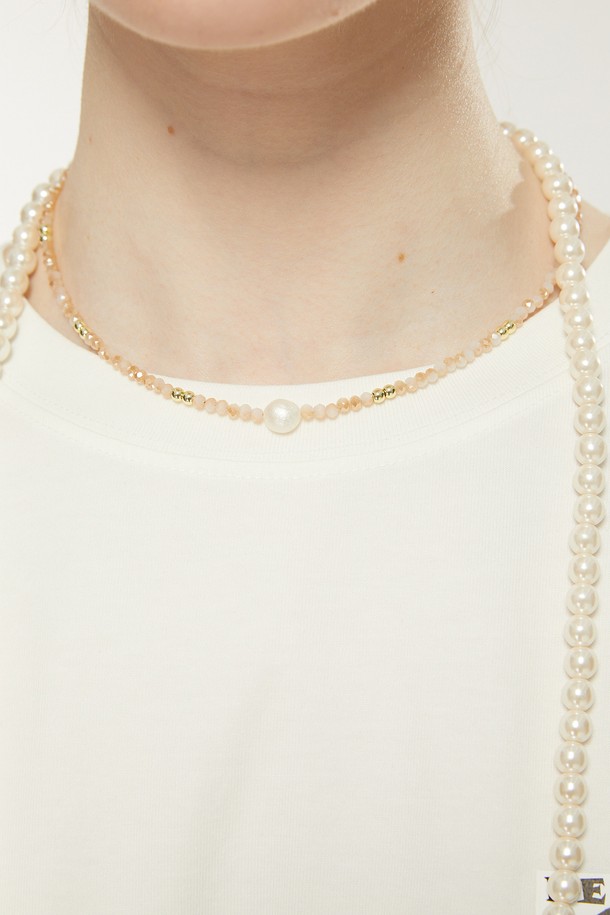 은은한 베이지와 골드톤 비즈가 어우러져 우아한 분위기를 자아내는 크리스탈베이지 비즈 목걸이입니다. 에폭시 포인트 디테일로 섬세함을 더했으며, 데이트룩과 모임룩에 잘 어울립니다. 42cm에 5cm 추가 가능한 길이로, 다양한 스타일 연출이 가능하며, 늘어뜨려 착용하여 포인트를 줄 수도 있습니다. 봄, 여름 시즌에 어울리는, 클래식, 미니멀, 로맨틱 스타일을 즐기는 여성분들께 추천하는 아이템입니다. 2023년 SPRING/SUMMER 컬렉션 제품입니다.
