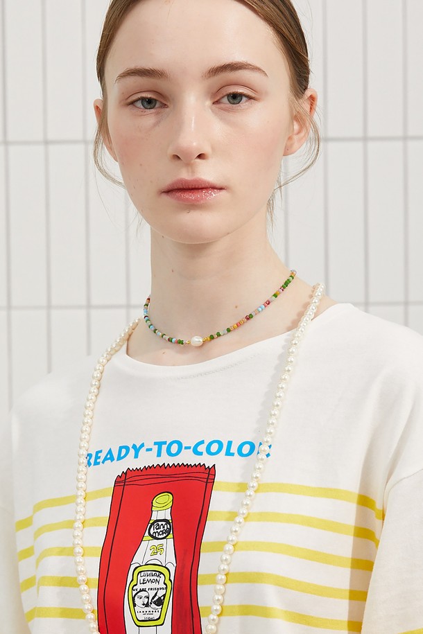 2025 봄/여름 컬렉션의 "크리스탈 썸머" 목걸이는 그린, 스카이블루, 옐로우, 레드, 오렌지 등 다채로운 크리스탈 컬러를 담아낸 여성용 쥬얼리입니다. 캐주얼 및 보헤미안 스타일을 아우르는 디자인으로, 비즈와 펜던트 장식이 돋보이며, 디자이너가 직접 그린 일러스트레이션이 돋보입니다. 데일리룩은 물론 특별한 날에도 포인트를 더할 수 있으며, 로고 펜던트가 세련된 느낌을 더합니다. 42cm에 5cm 체인이 더해져 레이어드 스타일링이 용이합니다.
