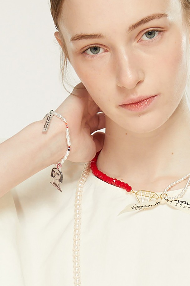 **시그니처 펜던트-비즈 팔찌**

우아함과 클래식한 무드를 선사하는 시그니처 펜던트 비즈 팔찌입니다. 화이트와 믹스 컬러로 제공되며, 에폭시, 진주비즈, 컬러비즈, 고무줄 소재로 제작되었습니다. 비즈 패턴과 펜던트, 비즈 디자인 장식이 특징이며, 17.5cm 사이즈로 제작되었습니다. 고무줄 스트링으로 제작되어 편안한 착용감을 선사하며, 데일리룩에 포인트 아이템으로 활용하기 좋습니다. 수공예 특성상 표면에 약간의 불균일함이 있을 수 있습니다.
