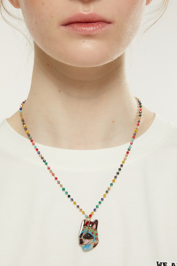 "크리스탈 체인-프렌즈" 목걸이는 그린, 스카이블루, 핑크, 오렌지 4가지 다채로운 컬러의 에폭시 소재로 제작된 목걸이입니다. 강아지 일러스트와 아트 도구를 모티프로 한 프린트 패턴과 비즈, 체인, 에폭시 디자인 장식이 캐주얼한 무드를 연출합니다. 49.5cm + 5cm 길이로, 레이어드하여 더욱 스타일리시하게 착용 가능하며 데이트룩, 쇼핑룩, 카페룩 등 다양한 TPO에 잘 어울립니다.  주문 시 강아지 그림 옵션을 선택하여 나만의 개성을 더할 수 있으며, 크리스탈 컬러 비즈체인이 돋보이는 걸리시하고 미니멀한 스타일의 목걸이입니다.
