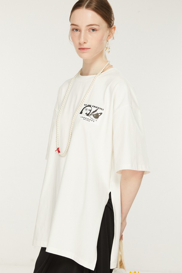 '프렌즈' 프린트 롱 티셔츠는 편안한 면 소재로 제작되어 데일리룩에 활용하기 좋습니다. 라운드넥에 오버핏으로 디자인되어 캐주얼한 스타일을 연출하며, 봄, 여름 시즌에 적합합니다. 긴 소매 기장과 롱 기장으로 편안함과 스타일을 동시에 잡았습니다. 앞면 트임 디테일과 디자이너의 일러스트, 강아지 캐릭터, 아트 도구 모티프 프린트가 돋보입니다. 여성 고객을 위한 화이트 컬러의 티셔츠입니다.
