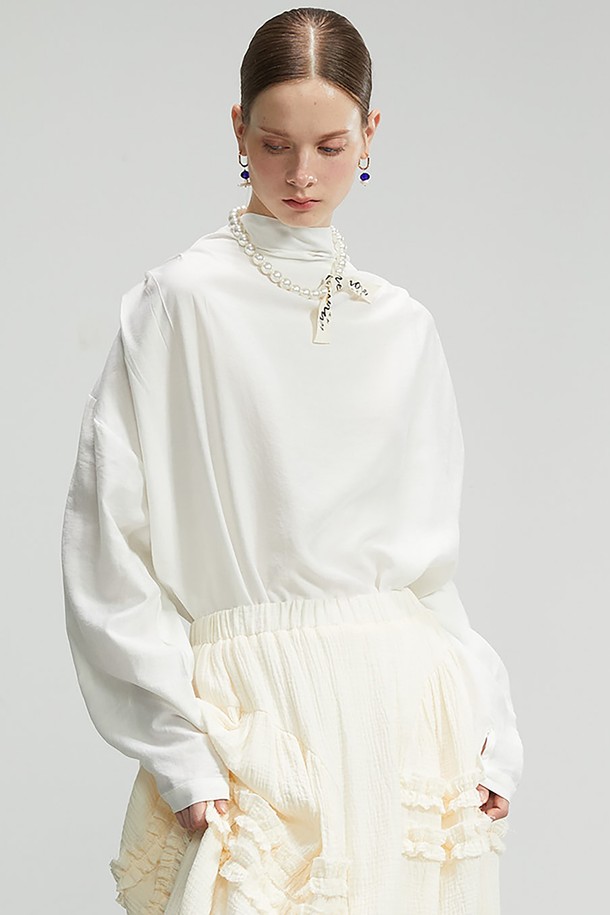 우아하고 로맨틱한 무드의 롱 스카프넥 블라우스입니다. 부드러운 레이온 소재로 제작되어 은은한 광택감과 고급스러운 드레이핑을 선사합니다. 스카프 넥 디테일은 페미닌한 포인트를 더하며, 앞뒤 리버서블 디자인으로 다양한 스타일을 연출할 수 있습니다. 얇은 두께감과 루즈핏으로 편안한 착용감을 제공하며, 데이트룩, 모임룩, 소개팅룩 등 특별한 날에 잘 어울립니다. 무지 디자인에 러플 디테일이 더해져 클래식하면서도 여성스러운 분위기를 연출합니다.
