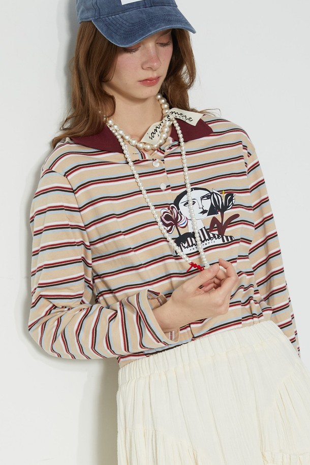 2023 F/W 컬렉션의 Contrast Collar 티셔츠입니다. 스카이블루와 브라운 두 가지 색상으로 만나볼 수 있으며, 부드러운 니트 소재와 레귤러핏으로 편안한 착용감을 선사합니다. 긴 소매 기장에 스트라이프 및 프린트 패턴이 돋보이며, 브라운 카라 배색과 시그니처 프린트 디테일이 특징입니다. 캐주얼 및 페미닌 스타일을 모두 아우르며, 러플과 솔기 디테일로 포인트를 더했습니다. 일상, 데일리룩은 물론, 카페룩, 모임룩으로도 활용하기 좋습니다.
