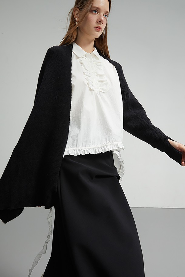 **Asymmetric Knit Cape Shawl_BK (비대칭 니트 케이프 숄_블랙)**은 로맨틱하고 페미닌한 무드를 연출하는 여성용 케이프 숄입니다. 부드러운 니트 소재로 제작되었으며, 비대칭 디자인과 러플, 별과 스카이 모티프 프린트 등의 디테일이 돋보입니다. 가을, 겨울 시즌에 데일리룩 또는 모임룩, 카페룩 등 다양한 TPO에 활용하기 좋습니다. 얇은 두께감으로 편안하게 착용 가능하며, 다양한 스타일링을 연출할 수 있는 실용적인 아이템입니다. 블랙 컬러로 어떤 옷에도 쉽게 매치할 수 있어 활용도가 높습니다.
