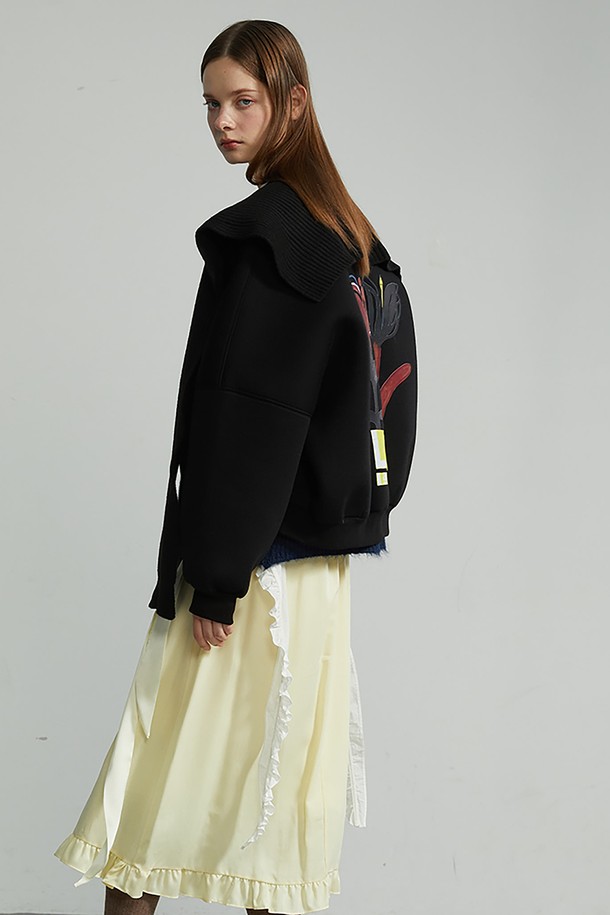 플라워 프린트 집업 점퍼(블랙)는 여성스러운 플라워 패턴과 모던한 스타일이 돋보이는 아우터입니다.  탈부착 가능한 니트 칼라 머플러 세트가 포함되어 있어 다양한 스타일 연출이 가능하며, 앞면과 칼라 머플러에 프린트 디테일이 더해져 세련된 느낌을 줍니다. 두꺼운 네오프렌 소재로 제작되어 넉넉한 착용감을 선사하며, 레귤러 핏으로 편안하게 착용할 수 있습니다.  신축성이 뛰어나 활동성이 좋고, 데이트룩이나 모임룩 등 다양한 TPO에 맞춰 미니멀, 클래식, 시크한 스타일을 연출하기 좋습니다.  긴 소매 기장의 레귤러 핏 집업 점퍼입니다.
