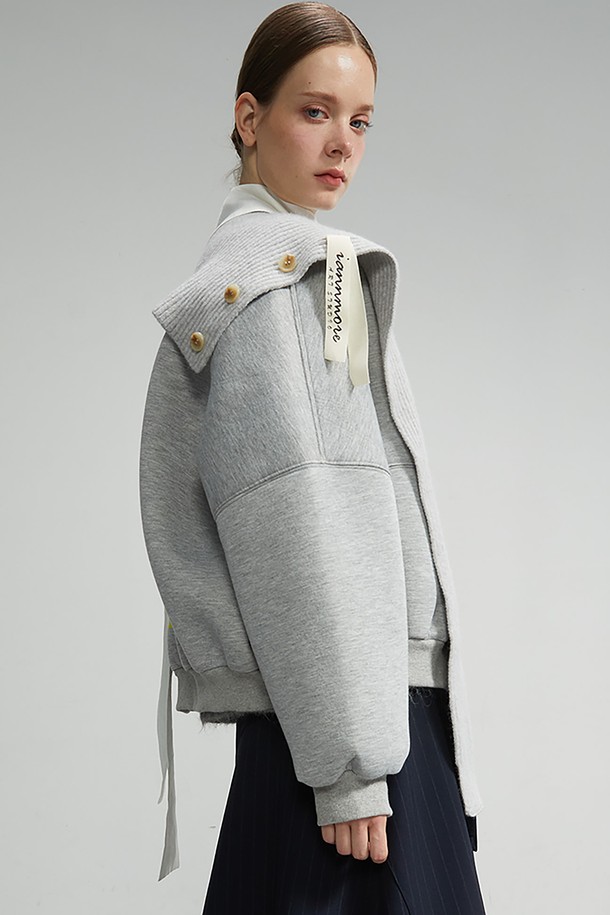 플라워 프린트가 돋보이는 집업 점퍼(그레이)입니다. 여성 의류로, 봄, 가을 시즌에 캐주얼하면서도 로맨틱한 스타일을 연출하기 좋습니다. 니트 칼라 디테일, 버튼업 디자인, 러플 장식, 로고 리프 번들 디테일, 앞뒤 버튼 디테일이 특징입니다. 데이트룩, 봄 소풍룩, 카페룩 등 다양한 TPO에 맞춰 로맨틱, 클래식, 캐주얼 스타일을 즐길 수 있습니다. 레귤러핏으로 편안하게 착용 가능하며, 긴 소매 기장으로 따뜻함과 스타일을 동시에 잡았습니다.
