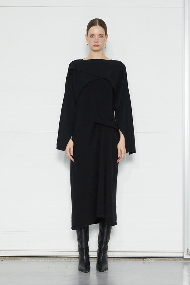 볼레로와 니트 롱 원피스(블랙)는 로맨틱, 보헤미안, 페미닌 무드를 연출하는 여성 의류입니다. 가을, 겨울 시즌에 어울리는 이 제품은 부드러운 촉감의 니트 소재, 슬럽 패턴, 긴소매 디자인으로 제작되었습니다. 루즈핏과 드레이프 스타일의 롱 원피스는 레이어드 치마 타입과 보트넥 네크라인으로 세련됨을 더하며, 특히 볼레로 세트 구성으로 다양한 스타일 연출이 가능합니다. 데이트룩, 모임룩에 적합하며, 클래식, 미니멀 무드를 선호하는 분들께도 추천합니다. 비대칭 밑단, 러플 및 드레이핑 디테일이 특징이며, 세련된 블랙 컬러로 우아함을 더했습니다.
