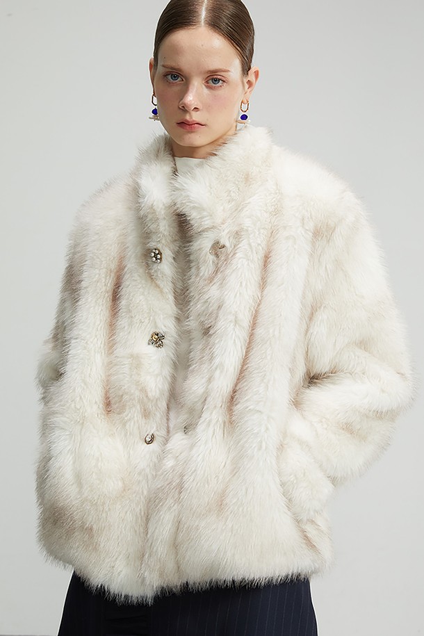 **Jewel Button Fur Coat (주얼 버튼 퍼 코트)**

따뜻하고 포근한 착용감을 선사하는 Jewel Button Fur Coat는 가을과 겨울, 데이트룩과 연말 모임룩에 어울리는 여성용 퍼 코트입니다. 부드러운 촉감의 고급스러운 퍼 소재에 베이지 컬러, 크롭 기장으로 로맨틱하고 페미닌한 스타일을 연출합니다. 주얼 버튼과 탈부착 가능한 브로치, 러플 장식, 드레이핑 디테일이 더해져 특별함을 더하며, 퀄리티 있는 안감으로 편안함을 제공합니다. 레귤러핏 디자인으로 클래식, 로맨틱, 미니멀 등 다양한 스타일을 소화할 수 있습니다.

