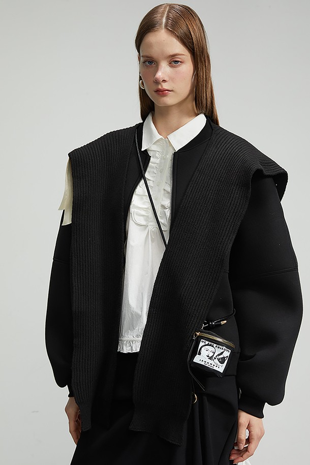 로맨틱, 페미닌 무드를 연출하는 레터링 코인 숄더백입니다. 2023 F/W 컬렉션으로 출시되었으며, 시그니처 프린트와 키링 디테일이 돋보입니다. 스몰 사이즈로 데일리, 일상용으로 적합하며, 탈부착 및 길이 조절이 가능한 숄더 스트랩이 특징입니다. 코인백 디자인으로 실용성을 더했으며, 미니멀, 클래식 스타일에도 잘 어울립니다. FREE 사이즈로 제작되었습니다.
