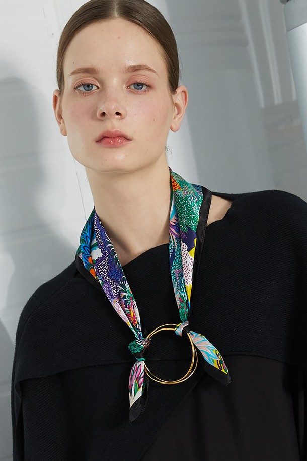 "Scarf Neckless_ 스카프 목걸이"는 실크 스카프와 골드 펜던트가 조화롭게 결합된 여성용 액세서리입니다. 지브라 또는 플라워 패턴의 멀티컬러 디자인이 로맨틱, 보헤미안, 시크 스타일을 연출합니다. 탈부착 가능한 기능으로 데일리룩은 물론, 데이트룩과 모임룩에도 포인트를 줄 수 있습니다. 캐주얼하면서도 위트 있는 디자인은 사계절 내내 다양한 스타일링을 가능하게 합니다.
