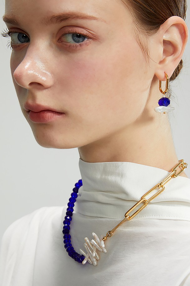 "Birok Pearl & Chain Neckless_ 바로크 진주와 체인 목걸이"는 로맨틱하고 페미닌한 무드를 연출하는 목걸이입니다. 오스트리아 크리스탈 8mm와 담수 바로크 진주 15-25mm를 사용하여 은은하고 고급스러운 분위기를 자아냅니다. 골드 도금 체인과 화이트, 골드 컬러의 조화는 데이트룩, 모임룩 등 다양한 TPO에 잘 어울립니다. 자연스러운 광택과 질감을 살린 디자인으로, 클래식하면서도 미니멀한 스타일을 완성합니다. 목걸이 길이는 47cm입니다.
