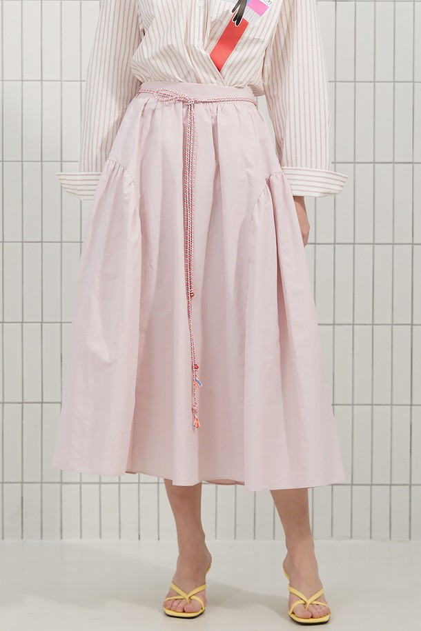 핸드메이드 벨티드 셔링 스커트는 부드러운 촉감의 얇은 두께감으로 봄, 여름 시즌에 시원하게 착용하기 좋은 여성 스커트입니다. 페미닌하고 러블리한 스타일을 연출하며, A라인 핏과 롱 스커트 타입으로 다리 라인을 자연스럽게 커버해 줍니다. 허리 밴딩과 핸드메이드 비즈 벨트가 포함되어 편안함과 동시에 여성스러운 포인트를 더했습니다. 라운드 헴라인과 볼륨감 있는 실루엣이 특징이며, 데이트룩, 모임룩, 봄 소풍룩 등 다양한 TPO에 로맨틱, 미니멀, 클래식한 스타일로 연출하기 좋습니다. 라이트 핑크 컬러의 무지 디자인으로 어떤 상의와도 쉽게 매치할 수 있습니다.
