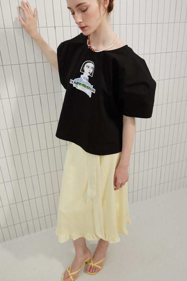 러플 트리밍 실키 스커트는 여성스러운 매력을 극대화하는 아이템입니다. 부드러운 실크 소재와 은은한 옐로우 컬러가 우아한 분위기를 연출하며, 슬림핏 디자인으로 여성스러운 실루엣을 강조합니다. 러플 트리밍 디테일이 페미닌한 포인트를 더하고, 벨트 디테일과 뒷면 밴딩으로 편안한 착용감을 선사합니다. 데이트룩, 모임룩, 소개팅룩 등 특별한 날은 물론, 데일리룩으로도 활용하기 좋은 사계절 아이템입니다. 미니멀, 클래식, 로맨틱 스타일을 즐기는 분들께 추천합니다.
