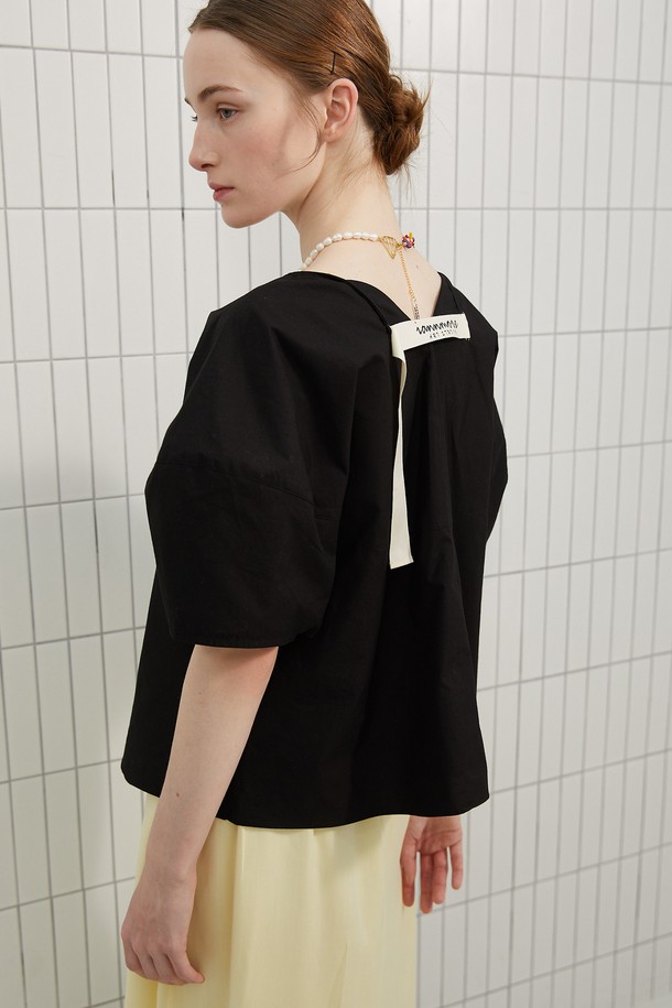 시그니처 프린트 랜턴 슬리브 블라우스는 여성스러운 실루엣을 연출하는 블라우스입니다. 블랙 컬러의 면 혼방 소재로 제작되어 봄, 여름 시즌 데일리 및 캐주얼룩 모두 소화 가능합니다. 강아지 일러스트와 아트툴 프린트의 시그니처 프린트가 돋보이며, 루즈핏과 라운드넥 디자인으로 편안한 착용감을 선사합니다. 

긴 소매에 랜턴 슬리브 디자인과 러플 디테일이 더해져 로맨틱한 무드를 자아내며, 허리 피트감으로 여성스러운 라인을 강조합니다. 쇼핑룩, 카페룩 등 다양한 TPO에 어울리며, 캐주얼, 클래식, 로맨틱 스타일을 즐기는 분들께 추천합니다. 러플 스커트와 함께 매치하여 더욱 스타일리시하게 연출할 수 있습니다.
