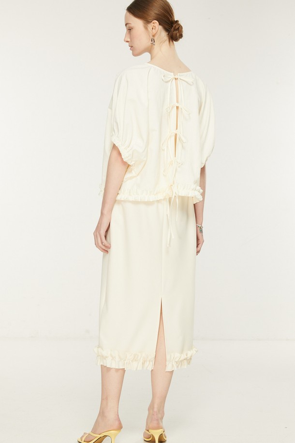 "러플 트리밍 미디 스커트"는 여성스러운 무드를 연출하는 미디 기장의 스커트입니다. 아이보리, 화이트 두 가지 색상으로 제공되며, 부드러운 촉감의 얇은 두께감으로 봄, 여름에 시원하게 착용하기 좋습니다. 허리 스트링과 밴딩 디테일이 편안한 착용감을 선사하며 A라인 핏과 러플 트리밍이 우아한 실루엣을 만들어냅니다. 데이트룩, 모임룩 등 로맨틱, 미니멀, 클래식한 스타일을 연출하고 싶을 때 적합합니다.
