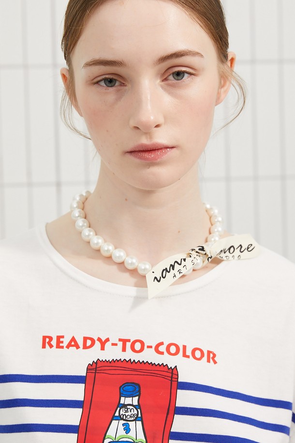 로고 테잎 빅진주 목걸이는 여성스러운 매력을 강조하는 목걸이입니다. 43cm 길이로 제작되었으며, 시그니처 로고 테잎 프린트가 돋보이는 디자인입니다. 탈부착 가능한 테잎과 변색 방지, 관리의 용이성을 갖춘 빅진주를 사용하여 캐주얼, 클래식, 미니멀 스타일을 모두 소화할 수 있습니다. 모임룩이나 파티룩에 포인트 액세서리로 활용하여 위트있고 특별한 스타일을 연출해보세요. 화이트와 골드, 두 가지 색상으로 만나볼 수 있습니다.
