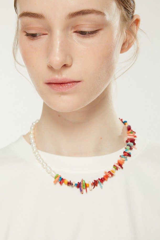 오색 산호와 담수진주가 어우러진 여성 목걸이입니다. 7-8mm 담수진주와 5-20mm 오색 산호를 불규칙하게 배열하여 자연스러운 아름다움을 선사합니다. 섬세한 금도금 마감과 크라운 모양의 연결 장식이 돋보이며, 런던에서 구매한 잠금장치가 고급스러움을 더합니다. 앞뒤 양면 착용이 가능하며, 데이트룩, 모임룩, 클래식, 로맨틱, 미니멀 스타일 모두에 잘 어울립니다.
