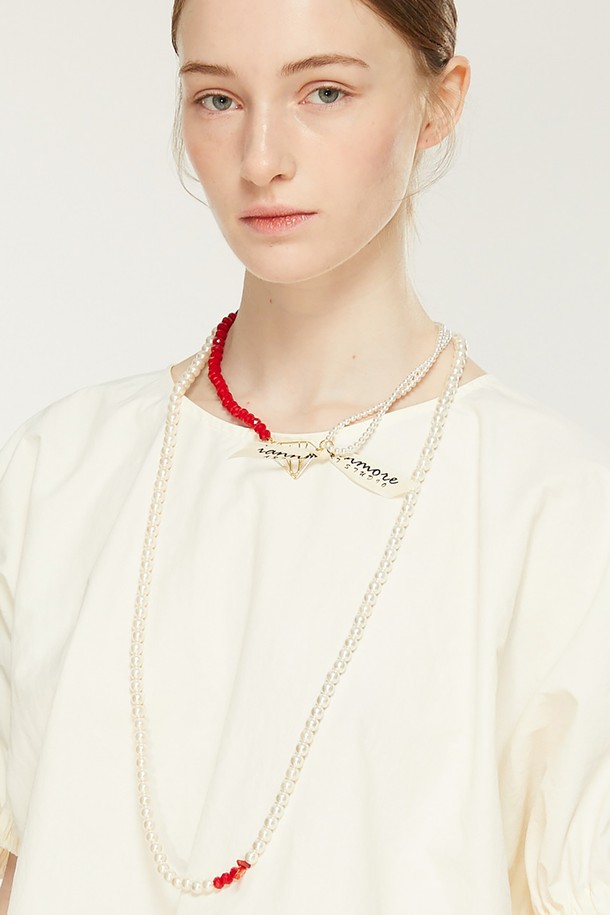 크리스탈 레드&진주 목걸이는 우아하고 클래식한 스타일을 연출하는 쥬얼리 목걸이입니다. 4mm 스와로브스키 진주 두 줄과 8mm 오스트리아 크리스틱 레드 비즈가 조화롭게 연결되었으며, 왕관 모양 클립으로 탈부착이 용이합니다. 특수 코팅 기술로 제작되어 은은한 광택을 자랑하며, 데이트룩, 모임룩, 파티룩에 잘 어울립니다. 클래식, 로맨틱, 미니멀 스타일을 즐기는 분들께 시그니처 프린트 패키지와 함께 소중하게 전달됩니다.
