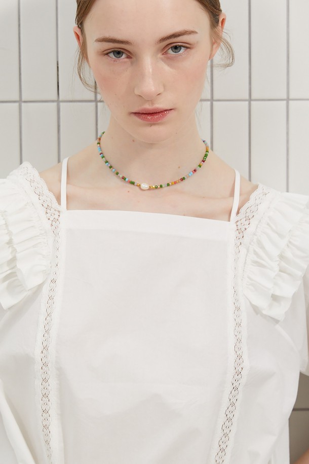 2025 봄/여름 컬렉션의 "크리스탈 썸머" 목걸이는 그린, 스카이블루, 옐로우, 레드, 오렌지 등 다채로운 크리스탈 컬러를 담아낸 여성용 쥬얼리입니다. 캐주얼 및 보헤미안 스타일을 아우르는 디자인으로, 비즈와 펜던트 장식이 돋보이며, 디자이너가 직접 그린 일러스트레이션이 돋보입니다. 데일리룩은 물론 특별한 날에도 포인트를 더할 수 있으며, 로고 펜던트가 세련된 느낌을 더합니다. 42cm에 5cm 체인이 더해져 레이어드 스타일링이 용이합니다.
