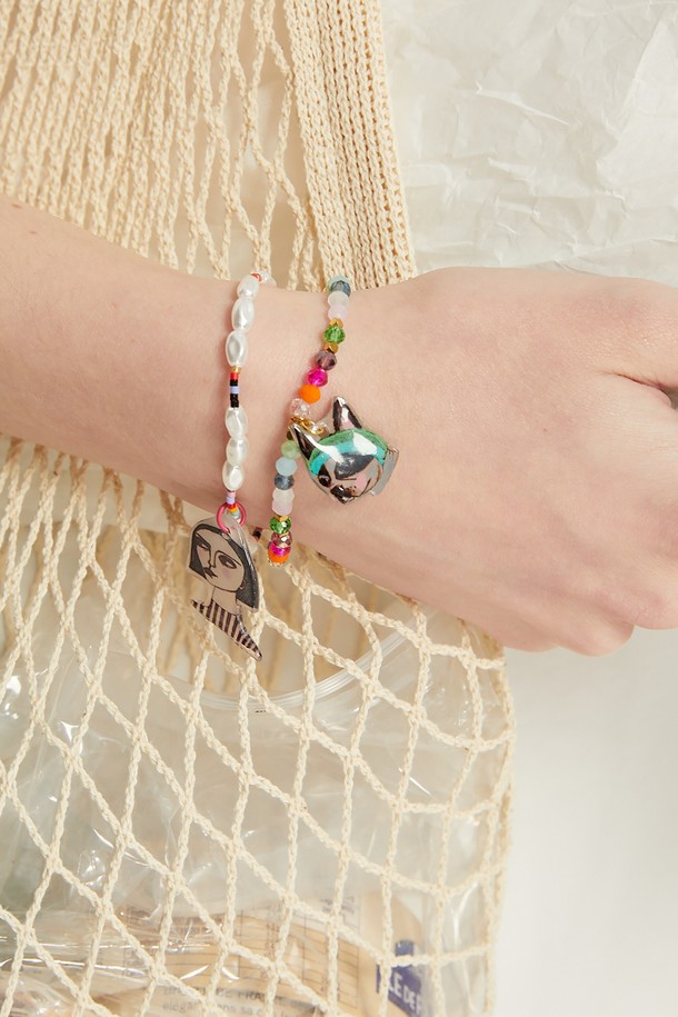 **시그니처 펜던트-비즈 팔찌**

우아함과 클래식한 무드를 선사하는 시그니처 펜던트 비즈 팔찌입니다. 화이트와 믹스 컬러로 제공되며, 에폭시, 진주비즈, 컬러비즈, 고무줄 소재로 제작되었습니다. 비즈 패턴과 펜던트, 비즈 디자인 장식이 특징이며, 17.5cm 사이즈로 제작되었습니다. 고무줄 스트링으로 제작되어 편안한 착용감을 선사하며, 데일리룩에 포인트 아이템으로 활용하기 좋습니다. 수공예 특성상 표면에 약간의 불균일함이 있을 수 있습니다.
