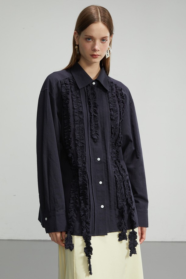 네이비 컬러의 러플 디테일 롱 셔츠입니다. 2023년 가을/겨울 시즌을 위한 여성 의류로, 데일리룩과 특별한 날 모두 활용하기 좋습니다. 셔츠 칼라와 긴 소매, 롱 기장으로 로맨틱, 보헤미안 시크, 페미닌한 스타일을 연출합니다. 러플 디테일과 심라인 디테일이 돋보이며, 액세서리 매칭으로 더욱 풍성한 스타일링이 가능합니다. 데이트룩, 모임룩, 연말 모임룩에 클래식하고 미니멀한 무드를 더해보세요.
