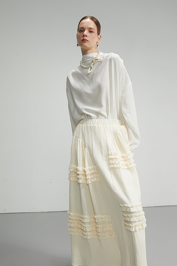 "Ruffle Detail Maxi Skirt_ 러플 디테일 맥시 스커트"는 로맨틱하고 보헤미안 무드를 연출하는 여성용 맥시 스커트입니다. 부드러운 면 소재로 제작되어 편안한 착용감을 선사하며, 두꺼운 두께감과 안감으로 안정적인 핏을 제공합니다. A라인 실루엣에 허리 밴딩 디테일이 더해져 자연스러운 드레이프를 연출하며, 양쪽 옆선 러플 장식이 여성스러운 포인트를 더합니다. 데이트룩, 여행룩, 휴가룩 등 다양한 TPO에 활용 가능하며, 미니멀, 로맨틱, 리조트 스타일을 즐기는 분들께 추천합니다. 아이보리 색상으로 어떤 상의와도 손쉽게 매치할 수 있습니다.
