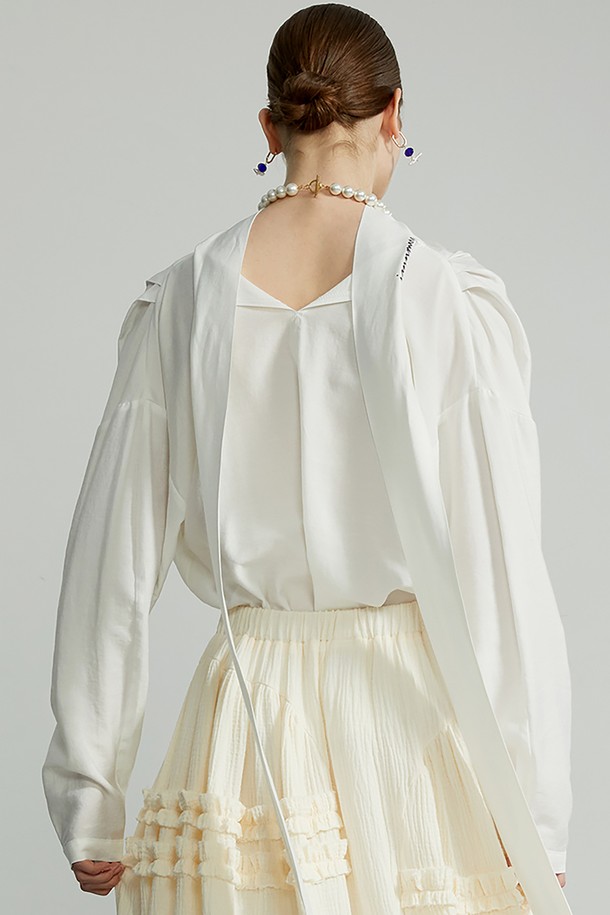 우아하고 로맨틱한 무드의 롱 스카프넥 블라우스입니다. 부드러운 레이온 소재로 제작되어 은은한 광택감과 고급스러운 드레이핑을 선사합니다. 스카프 넥 디테일은 페미닌한 포인트를 더하며, 앞뒤 리버서블 디자인으로 다양한 스타일을 연출할 수 있습니다. 얇은 두께감과 루즈핏으로 편안한 착용감을 제공하며, 데이트룩, 모임룩, 소개팅룩 등 특별한 날에 잘 어울립니다. 무지 디자인에 러플 디테일이 더해져 클래식하면서도 여성스러운 분위기를 연출합니다.
