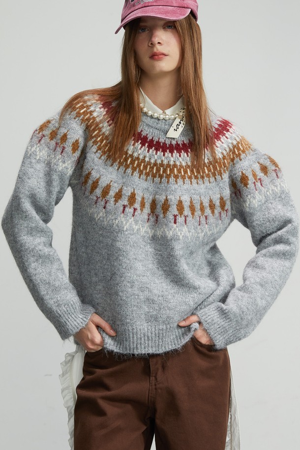 볼륨 소매 니트 풀오버(그레이)는 로맨틱하고 페미닌한 무드를 연출하는 여성용 니트 스웨터입니다. 부드러운 촉감의 니트 소재에 두꺼운 두께감으로 가을, 겨울 시즌 따뜻하게 착용할 수 있습니다. 라운드넥 디자인과 긴 소매, 레귤러 핏으로 편안한 착용감을 선사하며, 볼륨 소매와 러플 디테일, 트림 장식이 특징입니다. 데이트룩, 카페룩, 겨울 데일리룩 등 다양한 TPO에 맞춰 로맨틱, 클래식, 미니멀 스타일을 연출해보세요. 자카드 패턴이 은은하게 더해져 세련된 분위기를 더합니다.
