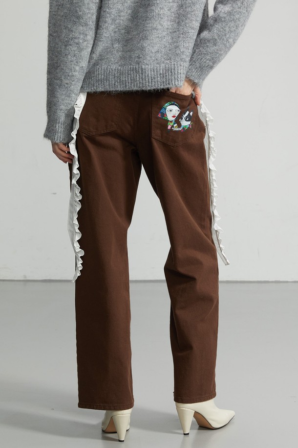 세미 와이드 코튼 팬츠는 로맨틱, 보헤미안, 페미닌 무드를 연출하는 여성용 바지입니다. 봄, 가을에 적합하며, 데이트룩, 카페룩, 모임룩 등 다양한 TPO에 활용할 수 있습니다. 브라운 컬러에 전체적으로 일러스트 프린트가 더해져 특별함을 더하고, 백 포켓에도 일러스트 프린트가 적용되어 있습니다. 러플과 트림 디테일이 여성스러운 분위기를 강조하며, 세미 와이드 핏과 루즈핏으로 편안하면서도 스타일리시한 핏을 선사합니다. 면 소재로 제작되어 부드러운 착용감을 제공하며, 비침 걱정 없이 데일리룩으로 즐겨 입을 수 있습니다.
