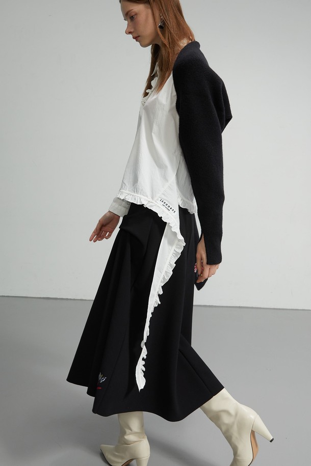 세련된 무드를 연출하는 언밸런스 헴라인 스판 스커트입니다. 부드러운 촉감의 스판덱스 소재로 제작되어 편안한 착용감을 선사하며, 슬림핏 디자인으로 여성스러운 실루엣을 강조합니다. 데일리룩부터 특별한 날을 위한 스페셜룩까지, 다양한 TPO에 활용 가능하며, 시크, 미니멀, 클래식 스타일을 즐기는 분들께 추천합니다. 옆트임과 허리 다트 디테일이 돋보이며, 퍼 트리밍으로 포인트를 더해 더욱 매력적인 스타일을 완성합니다. 블랙 컬러의 비대칭 스커트로, 슬리밍 효과를 통해 더욱 자신감 있는 룩을 연출해보세요.
