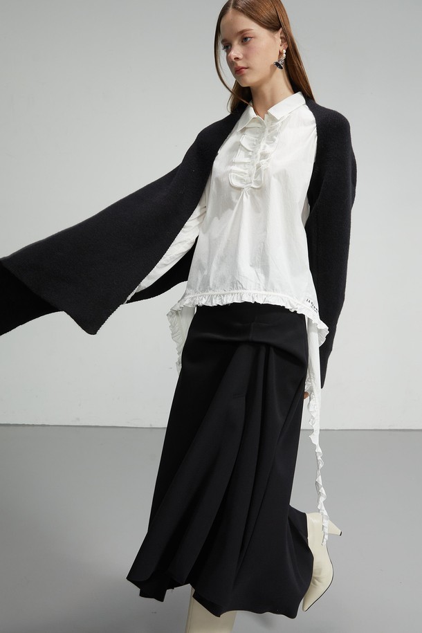 **Asymmetric Knit Cape Shawl_BK (비대칭 니트 케이프 숄_블랙)**은 로맨틱하고 페미닌한 무드를 연출하는 여성용 케이프 숄입니다. 부드러운 니트 소재로 제작되었으며, 비대칭 디자인과 러플, 별과 스카이 모티프 프린트 등의 디테일이 돋보입니다. 가을, 겨울 시즌에 데일리룩 또는 모임룩, 카페룩 등 다양한 TPO에 활용하기 좋습니다. 얇은 두께감으로 편안하게 착용 가능하며, 다양한 스타일링을 연출할 수 있는 실용적인 아이템입니다. 블랙 컬러로 어떤 옷에도 쉽게 매치할 수 있어 활용도가 높습니다.
