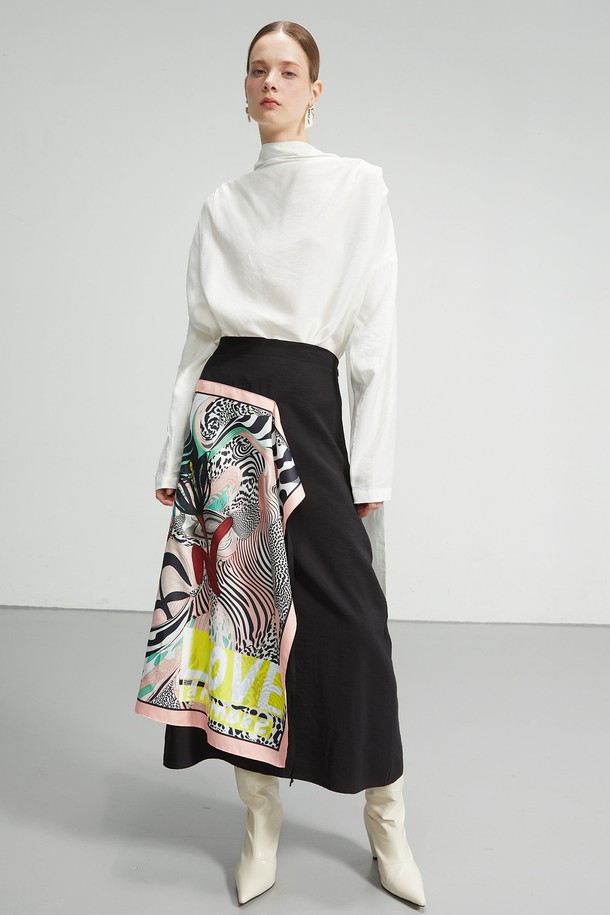 "스카프 디테일 셋업 맥시 스커트"는 여성스러운 실루엣을 강조하는 페미닌하고 엘레강스한 스타일의 맥시 스커트입니다. 스카프 및 러플 디테일이 더해져 드레이프 스타일링을 연출할 수 있으며, 블라우스와 함께 세트업 또는 원피스 스타일로도 활용 가능하여 다양한 분위기를 낼 수 있습니다. 데이트룩, 모임룩, 파티룩 등 특별한 날에 어울리는 아이템으로, 클래식, 로맨틱, 미니멀 무드를 모두 소화합니다. A라인 핏과 프린트 패턴이 어우러져 세련된 스타일을 완성합니다.
