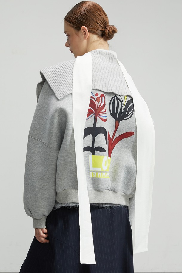 플라워 프린트가 돋보이는 집업 점퍼(그레이)입니다. 여성 의류로, 봄, 가을 시즌에 캐주얼하면서도 로맨틱한 스타일을 연출하기 좋습니다. 니트 칼라 디테일, 버튼업 디자인, 러플 장식, 로고 리프 번들 디테일, 앞뒤 버튼 디테일이 특징입니다. 데이트룩, 봄 소풍룩, 카페룩 등 다양한 TPO에 맞춰 로맨틱, 클래식, 캐주얼 스타일을 즐길 수 있습니다. 레귤러핏으로 편안하게 착용 가능하며, 긴 소매 기장으로 따뜻함과 스타일을 동시에 잡았습니다.
