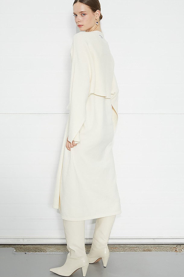 볼레로와 니트 롱 원피스(크림)는 로맨틱하고 보헤미안 무드를 연출하는 여성 의류입니다. 가을, 겨울에 어울리는 중간 두께의 니트 소재로 제작되어 부드러운 촉감을 선사합니다. 라운드넥 디자인에 롱 맥시 기장으로 우아함을 더하며, 볼레로 세트 구성으로 다양한 스타일을 연출할 수 있습니다. 자연스러운 드레이핑과 러플, 트림 디테일이 돋보이며, 분리 가능한 볼레로가 실용성을 높입니다. 데이트룩, 겨울 데일리룩으로 활용하기 좋은 아이템입니다.
