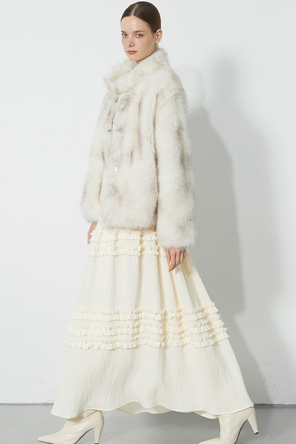 **Jewel Button Fur Coat (주얼 버튼 퍼 코트)**

따뜻하고 포근한 착용감을 선사하는 Jewel Button Fur Coat는 가을과 겨울, 데이트룩과 연말 모임룩에 어울리는 여성용 퍼 코트입니다. 부드러운 촉감의 고급스러운 퍼 소재에 베이지 컬러, 크롭 기장으로 로맨틱하고 페미닌한 스타일을 연출합니다. 주얼 버튼과 탈부착 가능한 브로치, 러플 장식, 드레이핑 디테일이 더해져 특별함을 더하며, 퀄리티 있는 안감으로 편안함을 제공합니다. 레귤러핏 디자인으로 클래식, 로맨틱, 미니멀 등 다양한 스타일을 소화할 수 있습니다.
