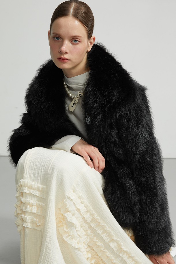 <p>빅 카라 퍼 코트는 여성스러운 실루엣을 강조하는 블랙 컬러의 퍼 코트입니다. 부드러운 촉감의 두꺼운 퍼 소재로 제작되어 가을과 겨울철에 포근하게 착용할 수 있습니다.</p>
<p>오픈 스타일의 레귤러핏으로, 빅 카라 디자인과 탈부착 가능한 브로치가 여성스러운 무드를 더합니다.</p>
<p>긴 소매 기장과 크롭 기장이 세련된 느낌을 주며, 데이트룩, 연말 모임룩, 겨울 데일리룩 등 다양한 TPO에 활용할 수 있습니다.</p>
<p>로맨틱, 클래식, 미니멀 스타일을 즐겨 입는 여성분들께 추천하며, 엘레강스한 분위기를 연출하기에 좋습니다.</p>
