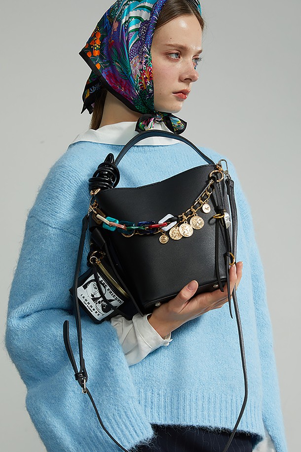 세련된 매력의 "참 장식 버킷 백"을 만나보세요. 비건 가죽 소재에 로고 및 프린트 패턴이 돋보이며, 미디엄 사이즈로 데일리 및 쇼핑룩에 적합합니다. 로맨틱, 페미닌, 보헤미안 스타일을 연출하며, 숄더 스트랩 조절과 이너백, 커스터마이징 기능으로 실용성을 더했습니다. 펜던트와 참 장식이 포인트로, 조임용 끈으로 내용물을 안전하게 보관할 수 있습니다. 여행룩에도 잘 어울리는 멋스러운 버킷 백입니다.
